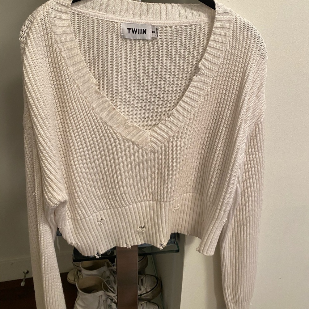 TWIIN white cropped v-neck sweater